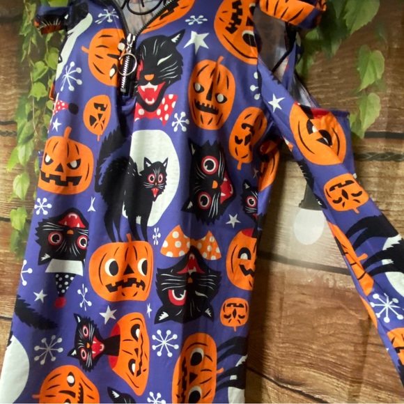 🦋🆕 Boutique Cold-Shoulder Halloween Top - Picture 4 of 5